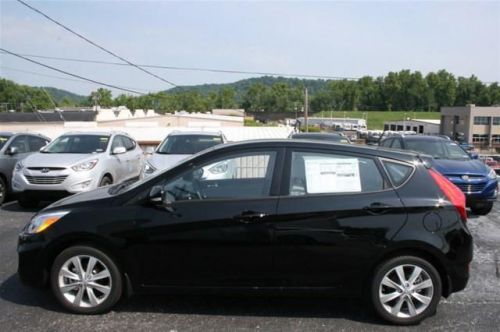 2014 Hyundai Accent SE, image 2
