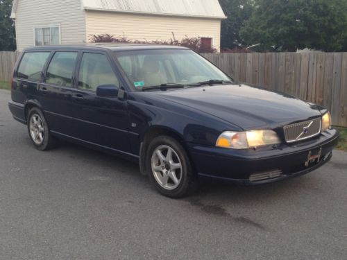 5 speed manual, 5 cylinder, wagon, leather, sunroof, hot seats
