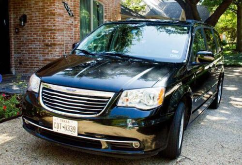 2013 chrysler town and country 4.0l fully loaded located in dallas texas