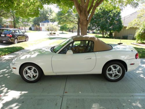 1999 mazda miata w/hardtop low miles ( no accidents )