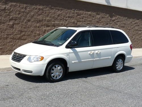 Gorgeous 2007 chrysler town &amp; country nav..dvd..sunroof..leather..83k miles