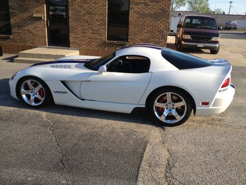 Viper coupe voi9 special edition #60 of 100 white with blue stripes