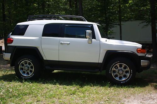 2011 toyota fj cruiser..mint condition..adult owned..