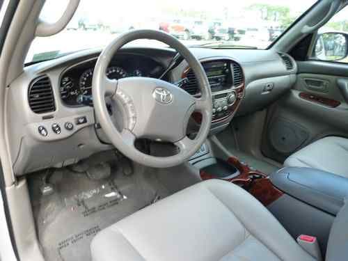 2005 Toyota Sequoia, image 2
