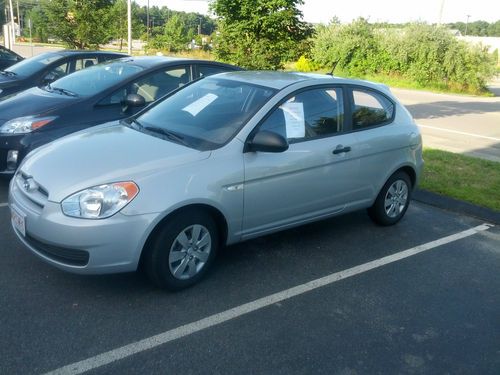 2009 hyundai accent gray 2 door hatchback 16k miles great condtion