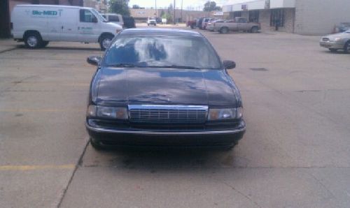 1995 Chevrolet Caprice Classic Sedan 4-Door 4.3L, image 3