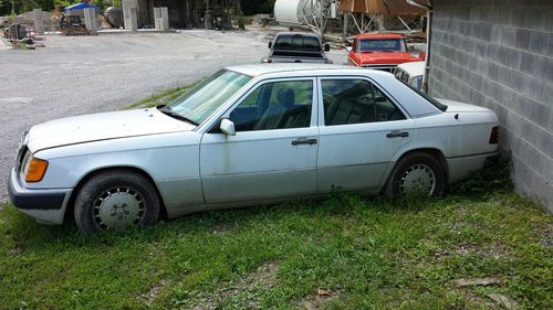 1992 Mercedes-Benz 300D 2.5 Sedan 4-Door 2.5L, image 2