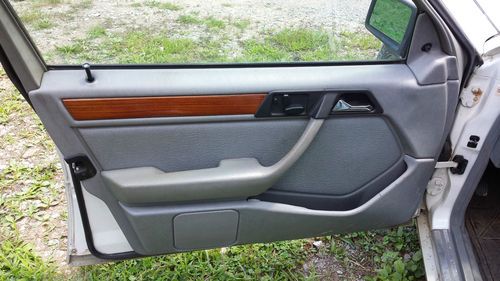 1992 Mercedes-Benz 300D 2.5 Sedan 4-Door 2.5L, image 4