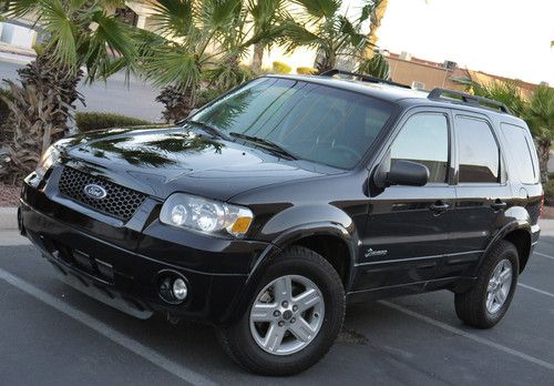 4x4 awd, navigation, heated leather seats, sunroof, 110v, cd chager
