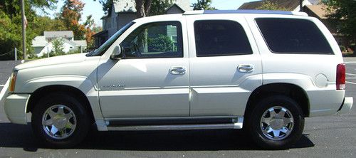 2004 cadillac escalade awd  24000 miles !!!!  1 owner  mint !!!!!!!