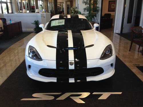 2014 srt viper gts white with black stripes