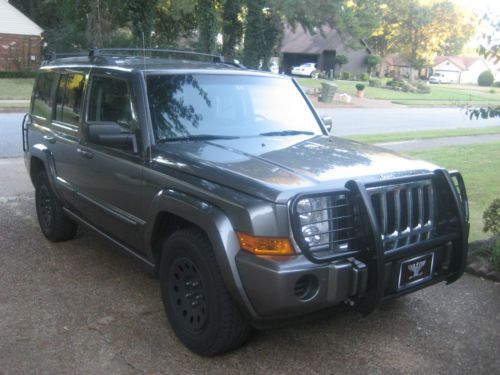 2007 jeep commander - miltary look - 2 sets of wheels (black and factory alloy)