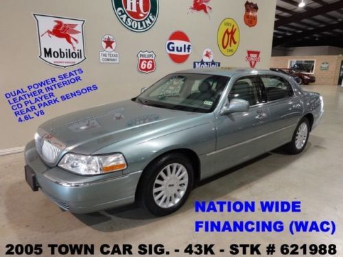 2005 town car signature,leather,pwr pedals,park sensors,17in whls,43k,we finance