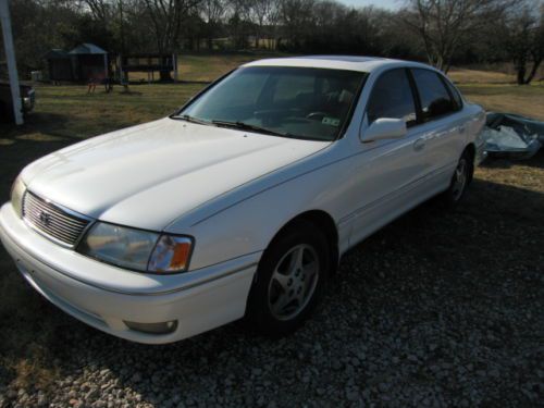 1999 white toyota avalon xls 4door sedan