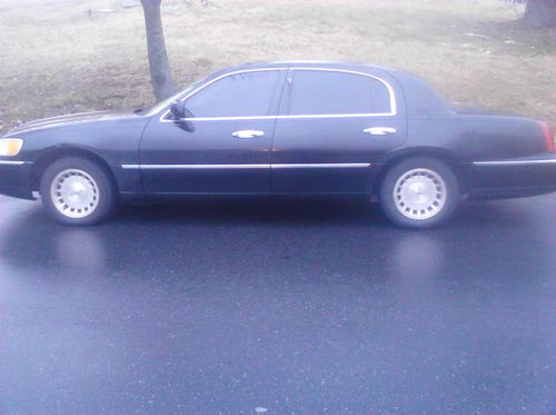 All black 1998 lincoln town car with in dash dvd