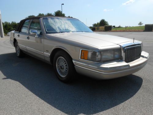 1993 Lincoln Town Car Signature Sedan 4-Door 4.6Lwoth 80K Low Miles, image 2