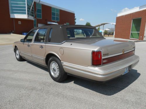 1993 Lincoln Town Car Signature Sedan 4-Door 4.6Lwoth 80K Low Miles, image 4