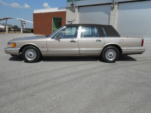 1993 Lincoln Town Car Signature Sedan 4-Door 4.6Lwoth 80K Low Miles, image 5