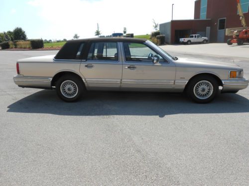 1993 Lincoln Town Car Signature Sedan 4-Door 4.6Lwoth 80K Low Miles, image 8