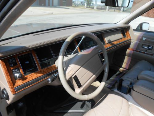 1993 Lincoln Town Car Signature Sedan 4-Door 4.6Lwoth 80K Low Miles, image 9