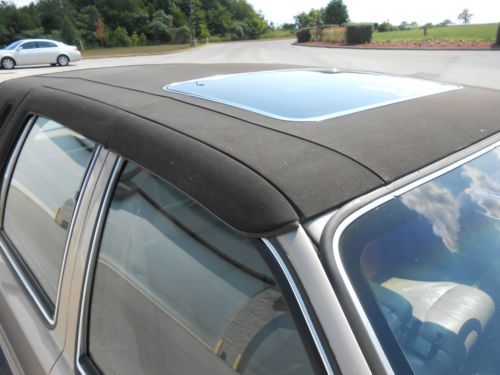 1993 Lincoln Town Car Signature Sedan 4-Door 4.6Lwoth 80K Low Miles, image 16