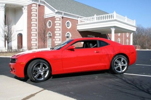 2010~camaro~2lt~sunroof~rs pkg~rear spoiler~white rally stripes~high intensity