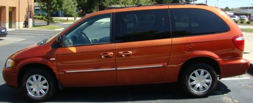 2006 CHRYSLER TOWN & COUNTRY LOADED NO RESERVE, image 2