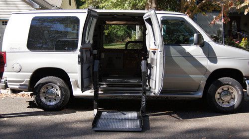 2003 ford e-250 mobility conversion handicapped van/ q'straint securement system