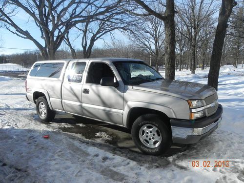 Xtra clean 2004 chevy silverado ext. cab w/ leer topper