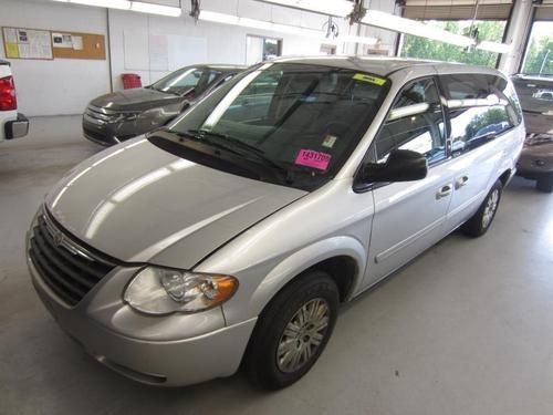 Chrysler town &amp; country 2007 -  6-cylinder gas - 19k miles - hard roof - used