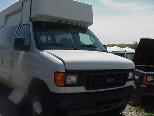 2004 ford e-350 extended van w/handicap lift