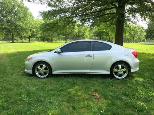 2005 scion tc  coupe chrome rims panoramic sunroof very clean great condition