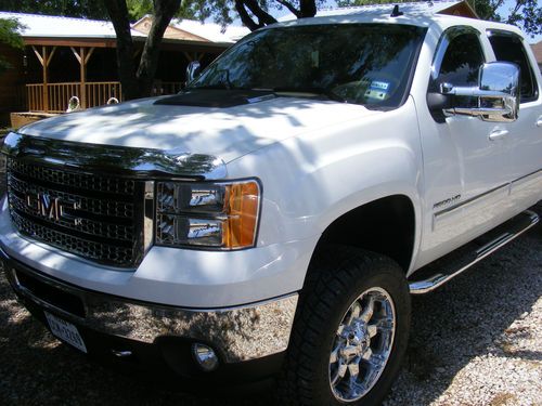 Gmc 2500 crew cab slt 4x4 duramax diesel, loaded. level kit, after market wheels