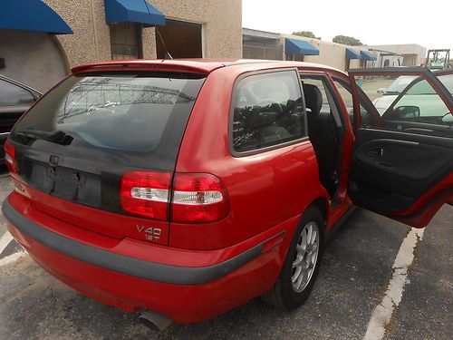 2002 volvo v40 base wagon 4-door 1.9l