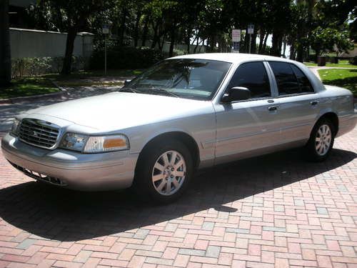 2006 ford crown victoria lx sedan  4.6l / not  police car