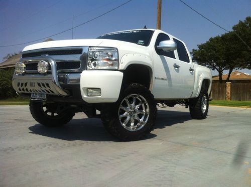 White 2007 lifted chevy silverado