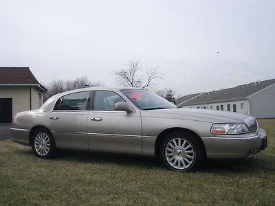 Beautiful 2003 lincoln town car executive edt only 62,431 miles v-8 auto leather