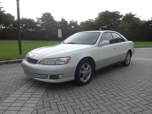 2001 lexus es 300 ,white,68k,one owner,clean title,clean carfax,original paint