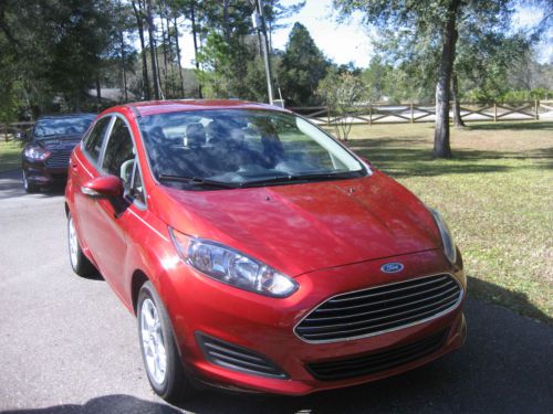 2014 ford fiesta 4 door sedan se w/ 3500 miles!!  like new for way less $$