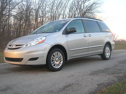 2010 toyota sienna le mini passenger van 5-door 3.5l awd 28 k miles