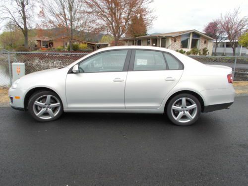 2010 volkswagon jetta 2.5 automatic 4 door low miles 15,650 limited edition