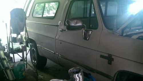 1987 chevrolet silverado truck with camper cover