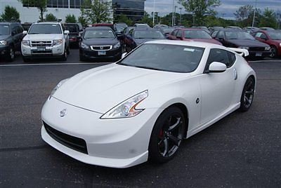 2013 370 nismo, 6 speed manual, bose, bluetooth, white/black, only 65 miles