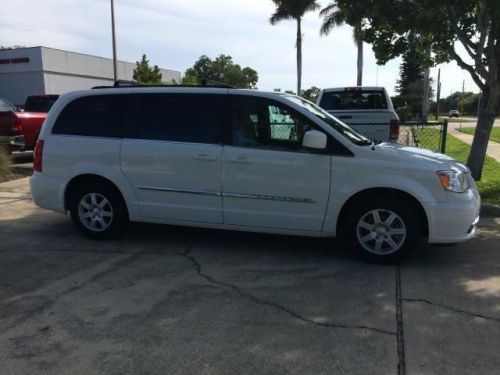 2011 chrysler town & country touring