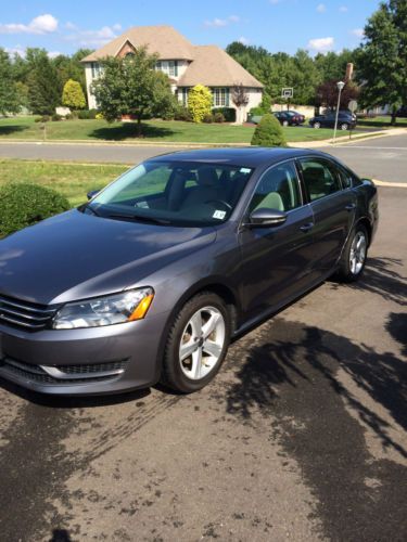 2012 volkswagen passat se sedan 4-door 2.5l. sunroof and nav