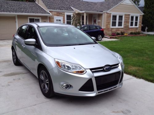 2012 ford focus se hatchback 4-door 2.0l