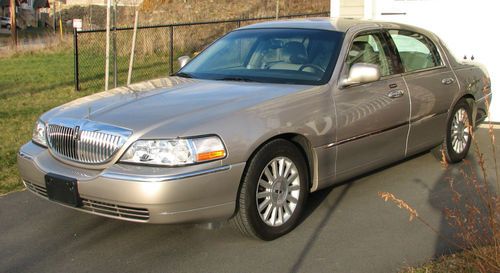 2003 lincoln town car executive sedan 4-door 4.6l