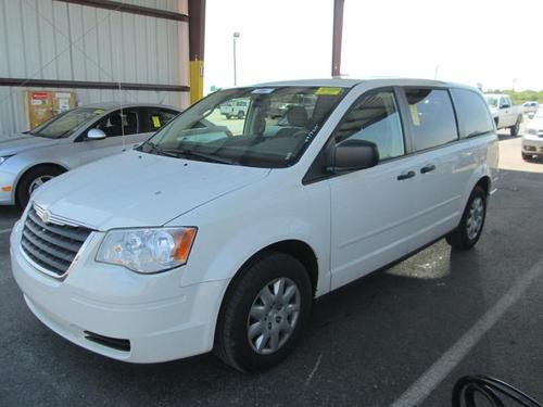 Chrysler town &amp; country 2008 - cloth interior -excellent condition car - hardtop