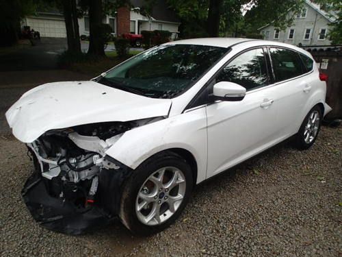 2013 ford focus titanium, salvage, only3200 miles, damaged, wrecked, ford, sedan