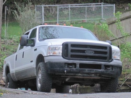 2006 ford f250 lariat diesel, white,crew cab,sort bed